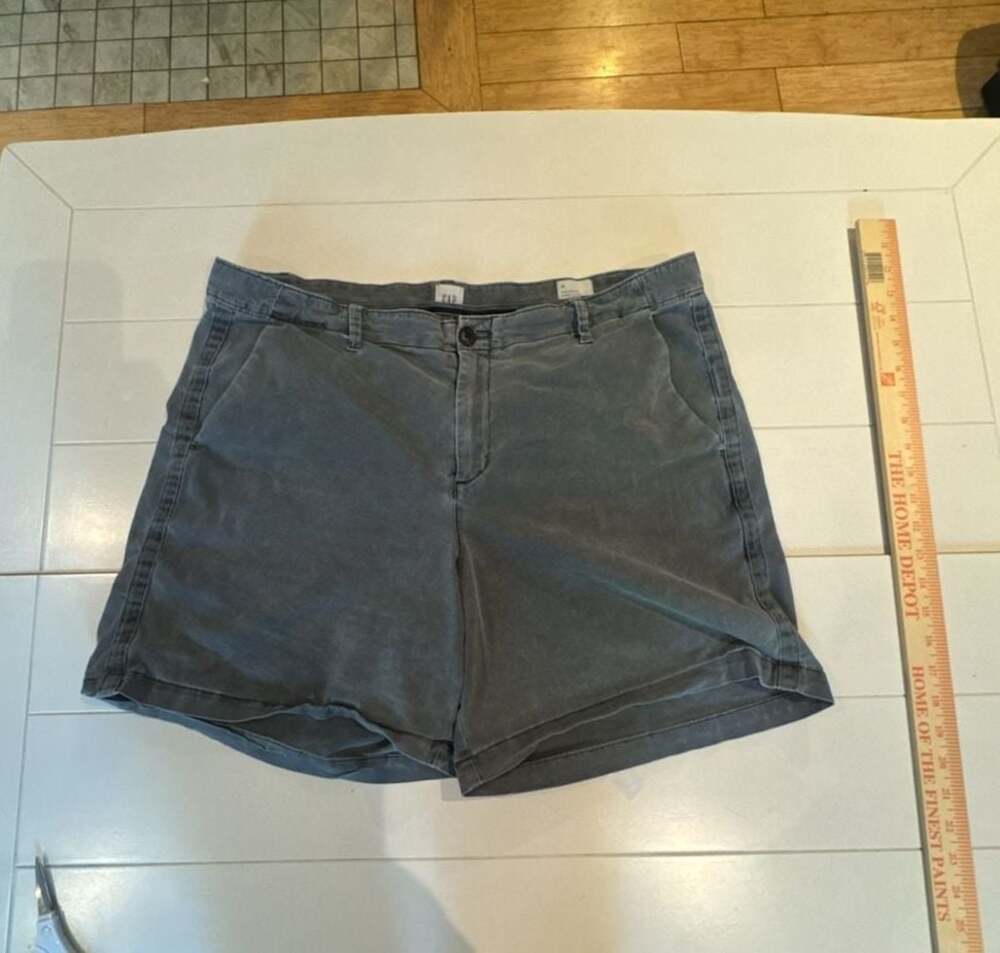 Gap Girlfriend Chino Short Size 16 Grey